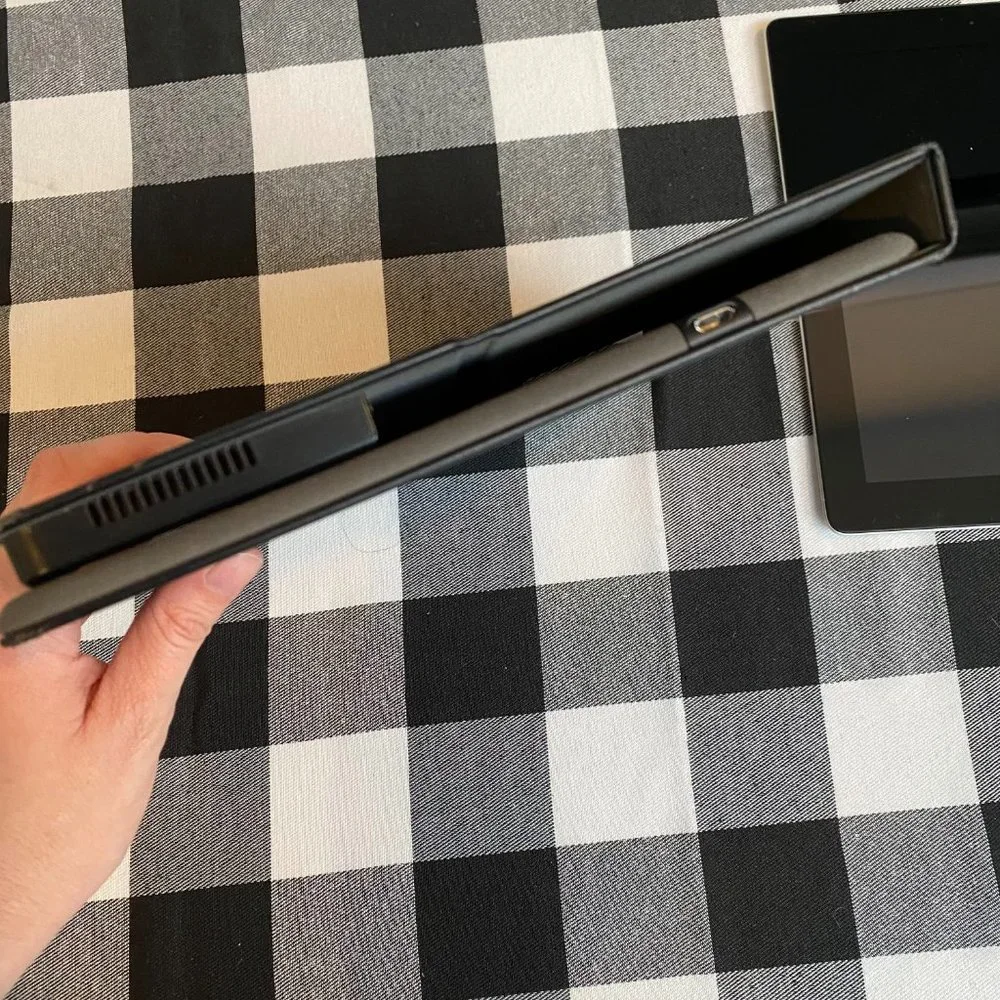 APPLE Ipad - 64GB Wifi & Cellular Model, with Bluetooth ANKER Keyboard Case - Picture 12 of 13